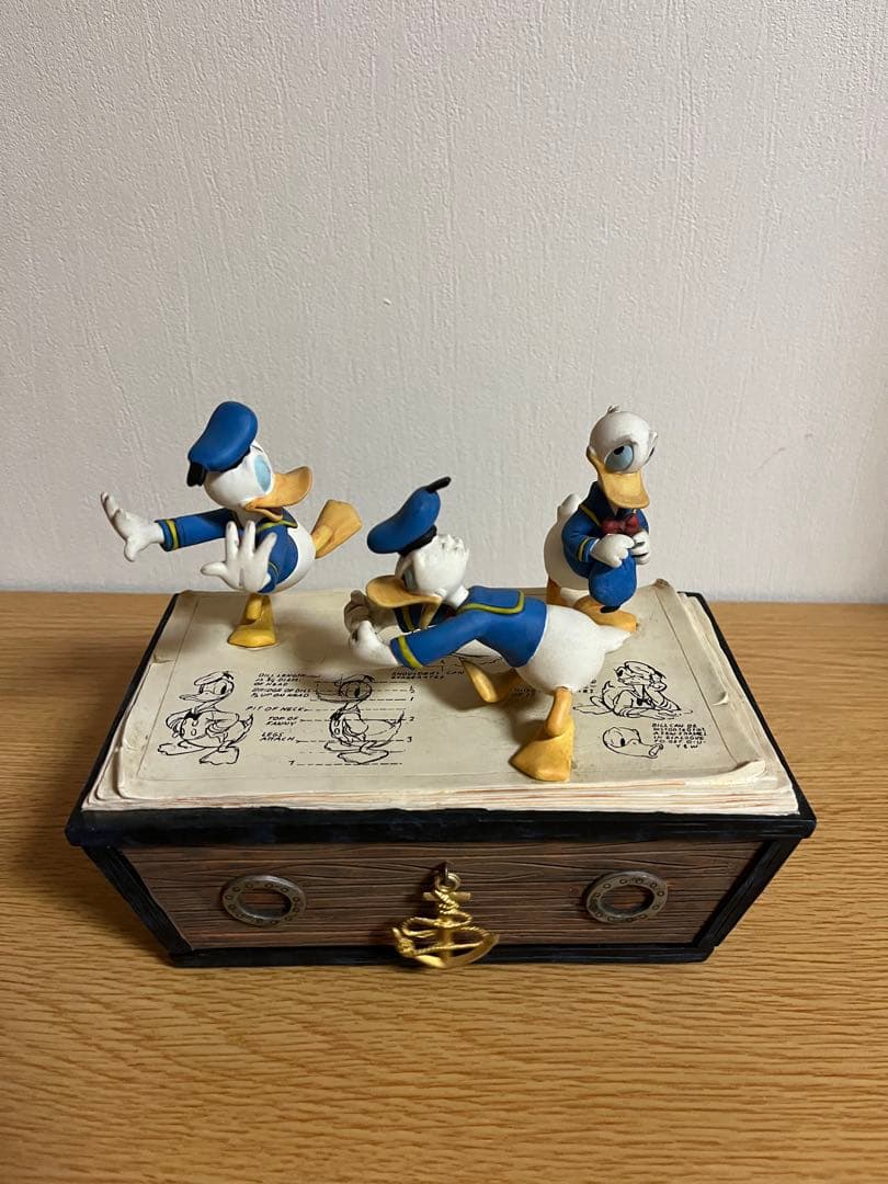 ドナルドダック　時計　小物入れ　フィギュア