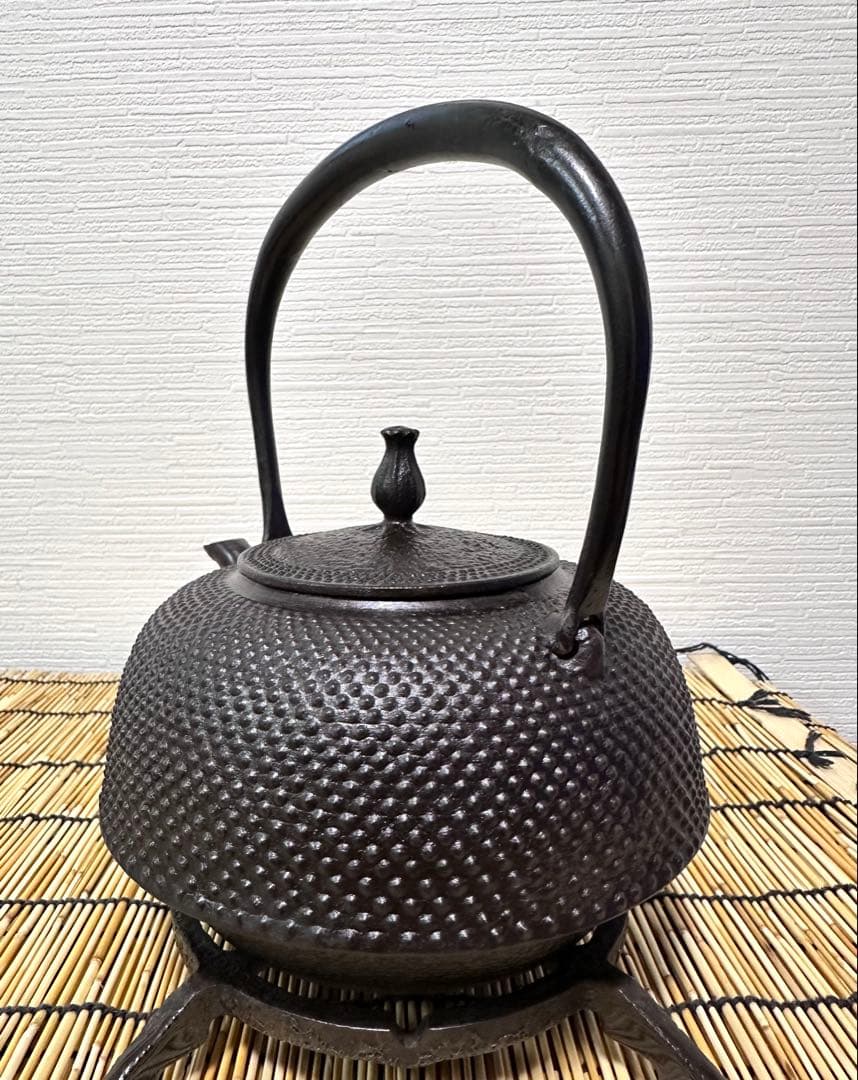 未使用、付属品付　岩手県奥州 佐秋鋳造所佐藤守巨造 真作保証　南部鉄瓶 南部鉄器