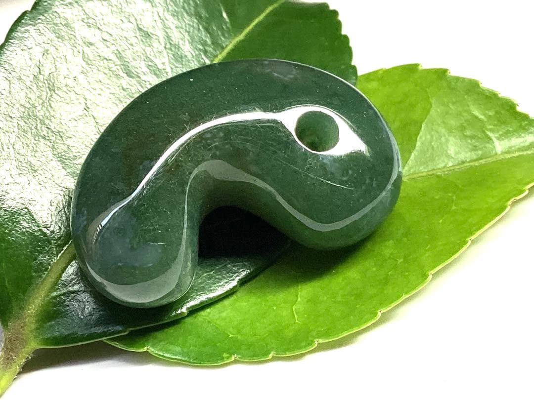 幻の碧玉‼️　出雲石勾玉*濃厚青緑色　コレクション守護石に‼️ 鑑定機関鑑別書取得品