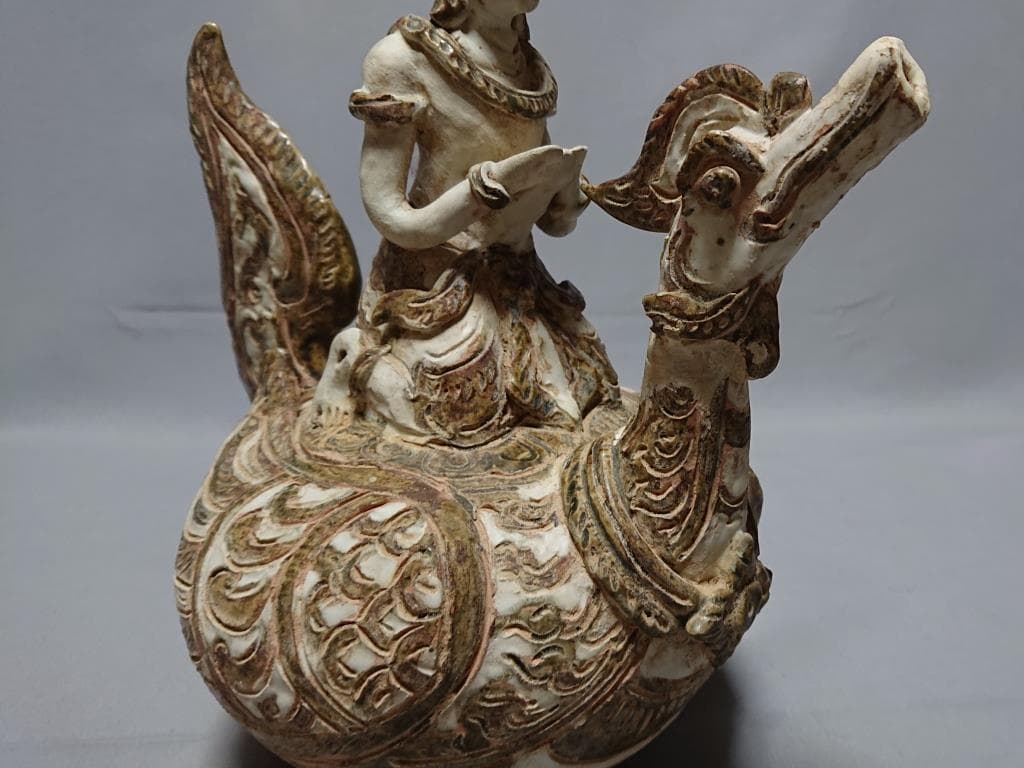 タイ　スワンカローク 白濁釉渇彩 霊鳥神像形 水注　15～16世紀