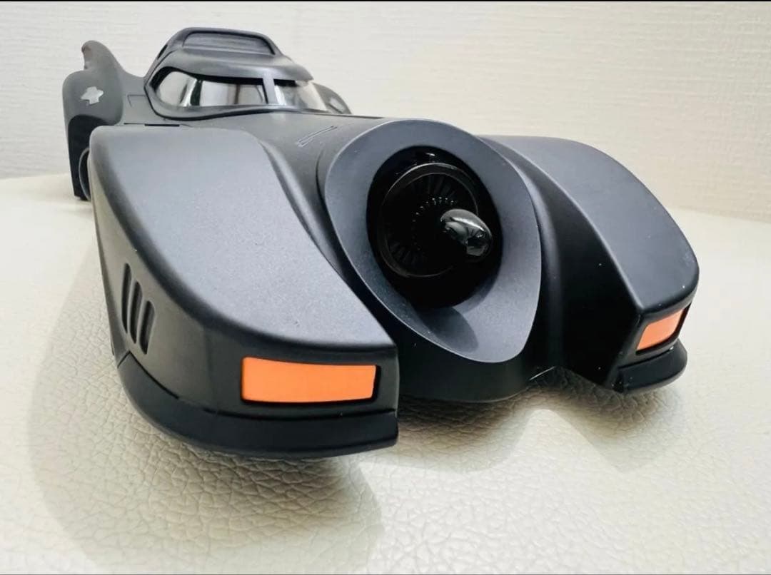 1:18 1989年映画版合金製バットモービル（新品.組立不要）