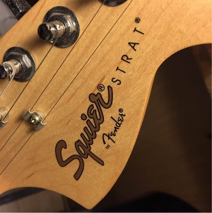 エレキギター (ケース付き)