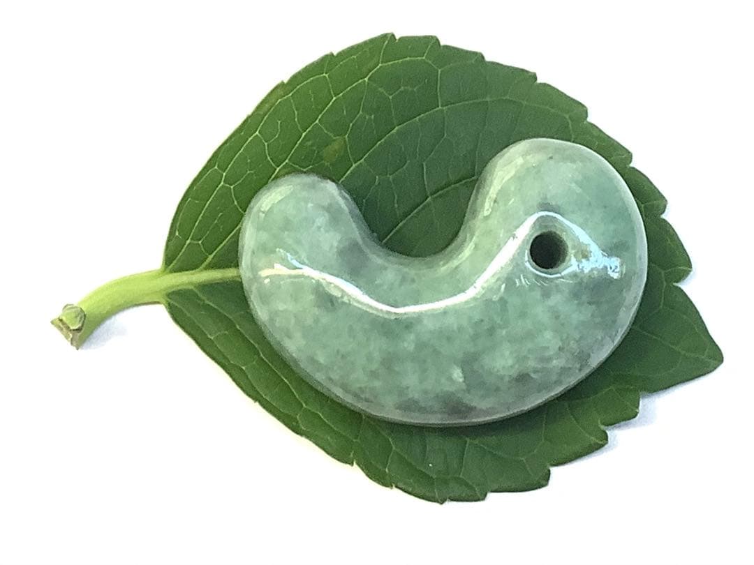 ✳味＊色良し若草色　特大*糸魚川翡翠勾玉　守護石*お守りに‼️　鑑別書取得の本物を