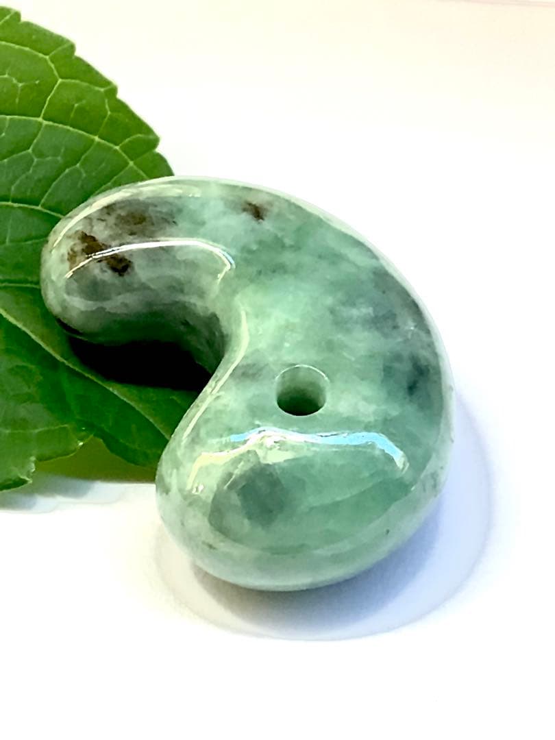 ✳味＊色良し若草色　特大*糸魚川翡翠勾玉　守護石*お守りに‼️　鑑別書取得の本物を