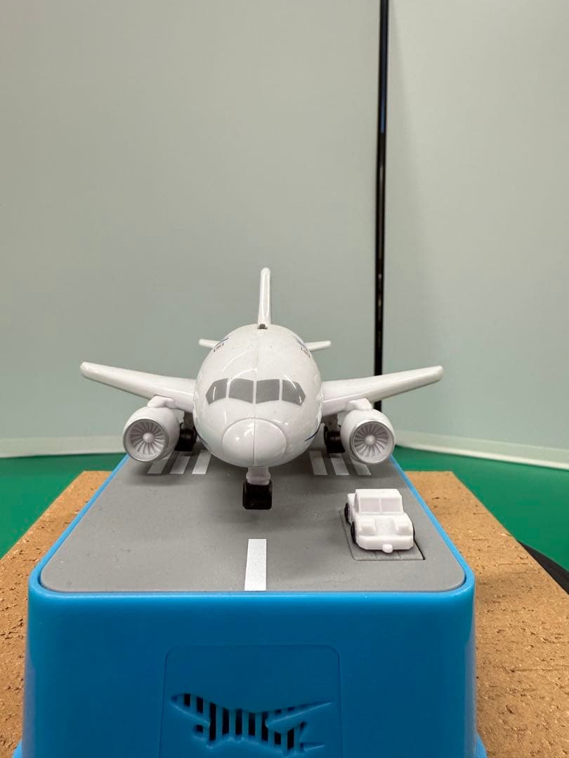 美品新品未開封！希少です。飛行機貯金箱 ANA Ver タイヤの収納が綺麗！