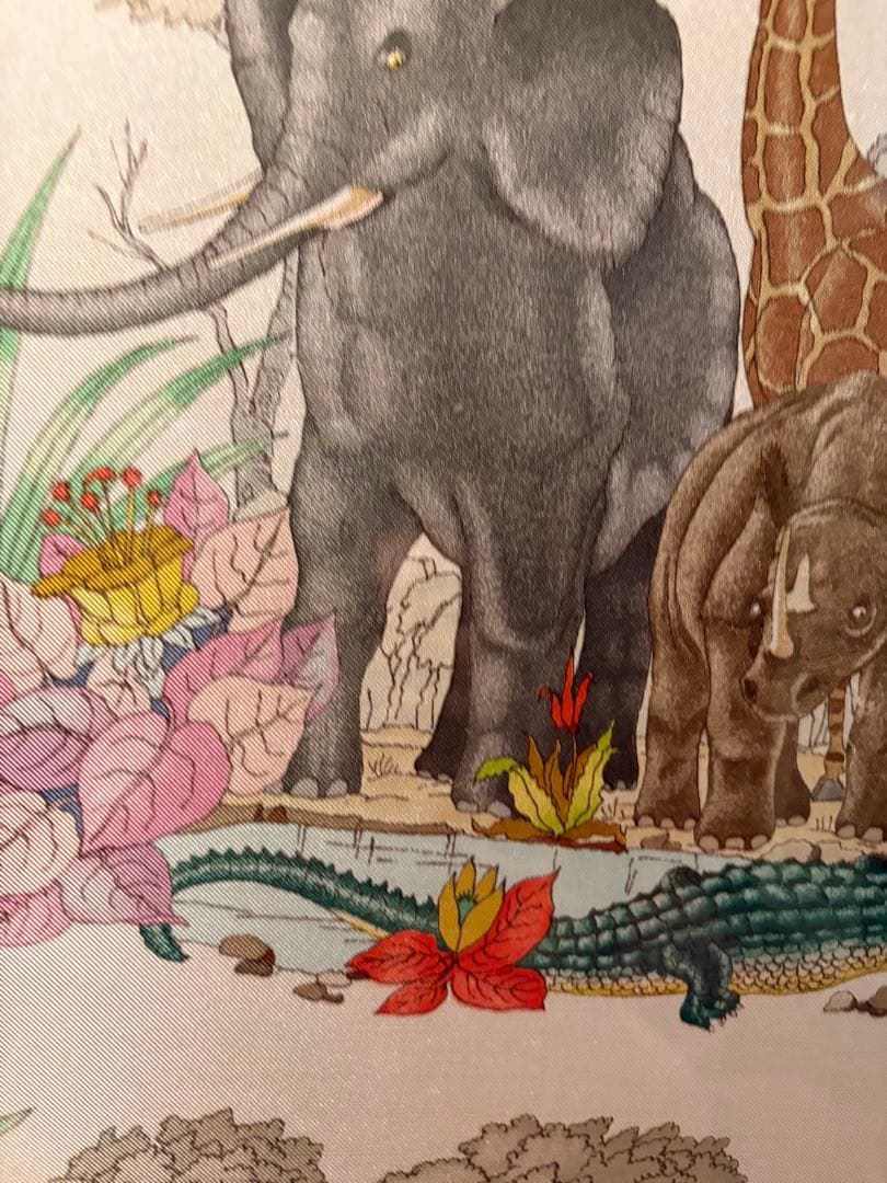 Gucci の動物柄スカーフの額装 86センチ×86センチの正方形