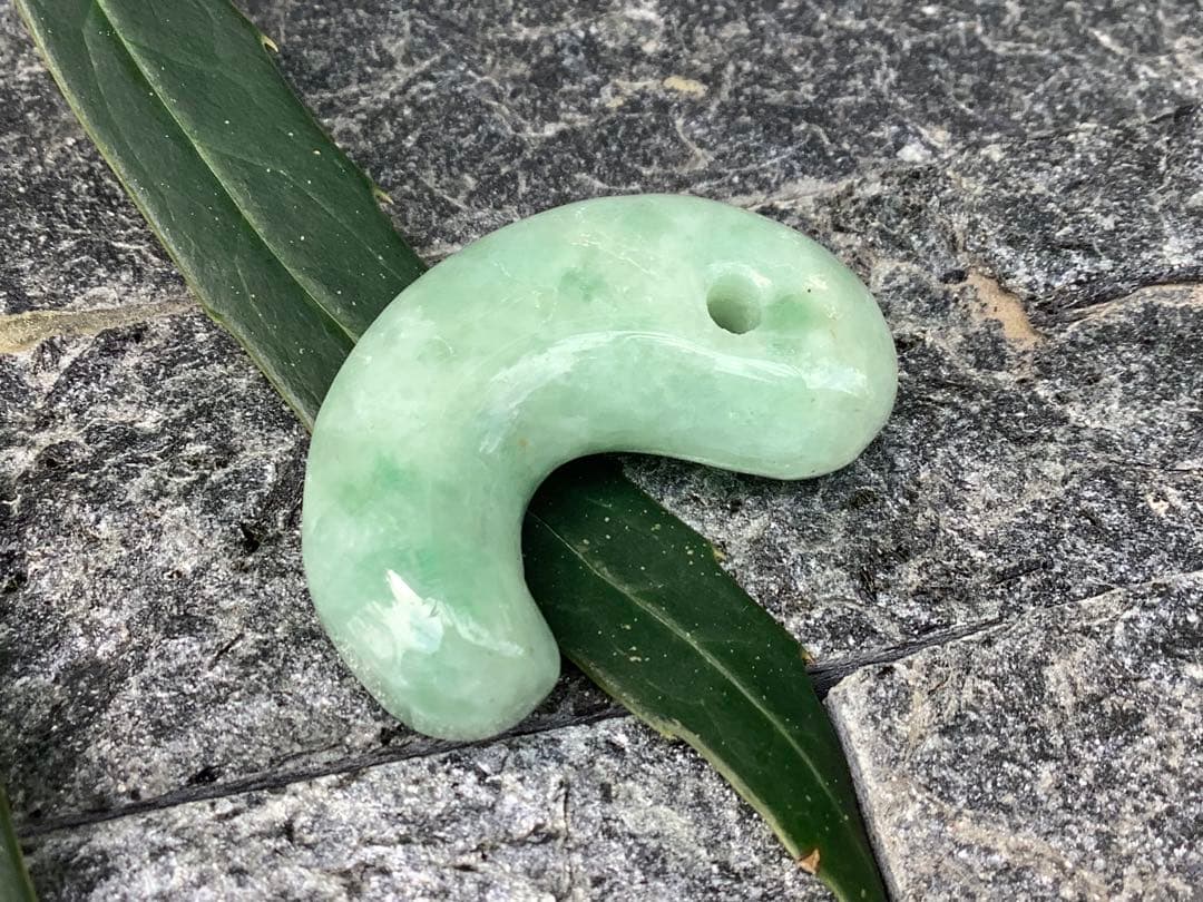 自信の安価お値段‼️自信の品質‼️ 糸魚川翡翠*緑*人気の平塚古墳型勾玉　鑑別書付‼️