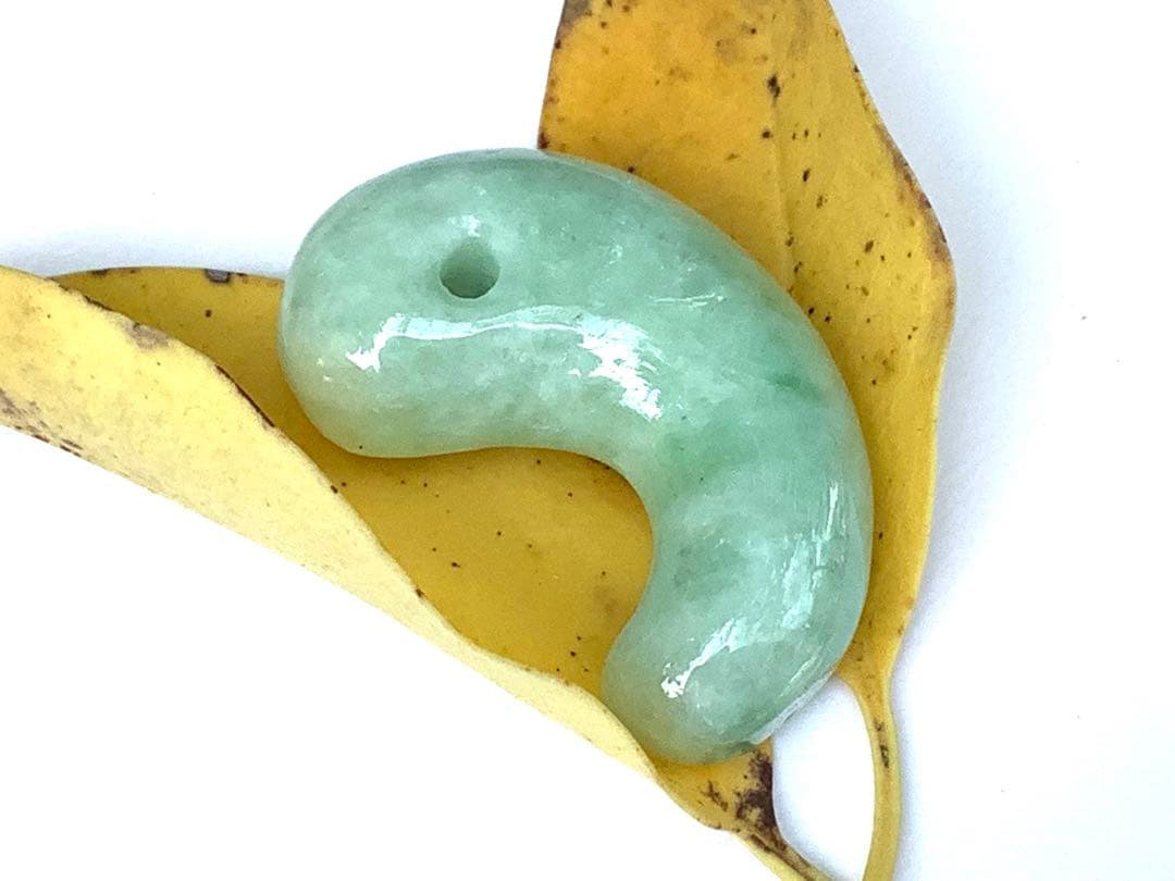 自信の安価お値段‼️自信の品質‼️ 糸魚川翡翠*緑*人気の平塚古墳型勾玉　鑑別書付‼️