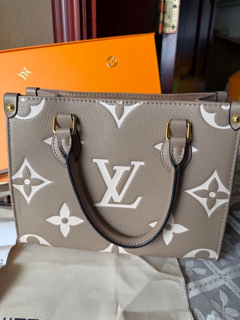 ベージュ モノグラム ショルダーバッグ