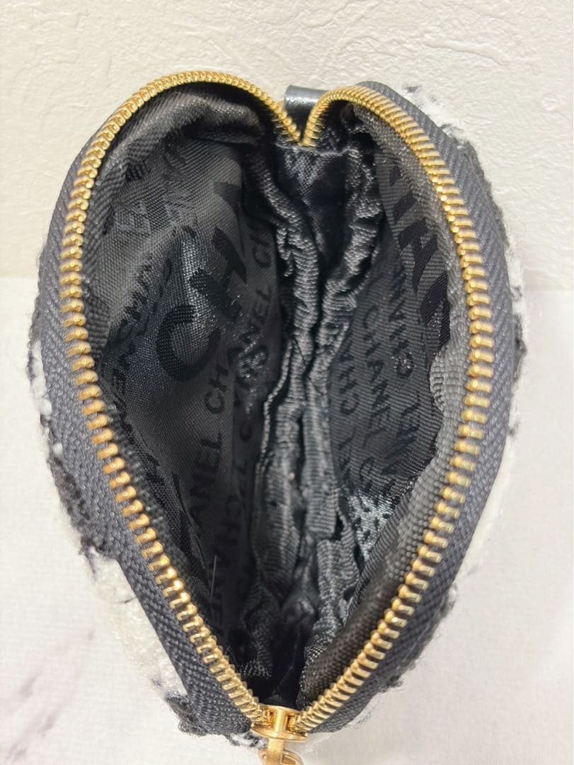 CHANELシャネルノベルティ　スマホショルダー　ケース