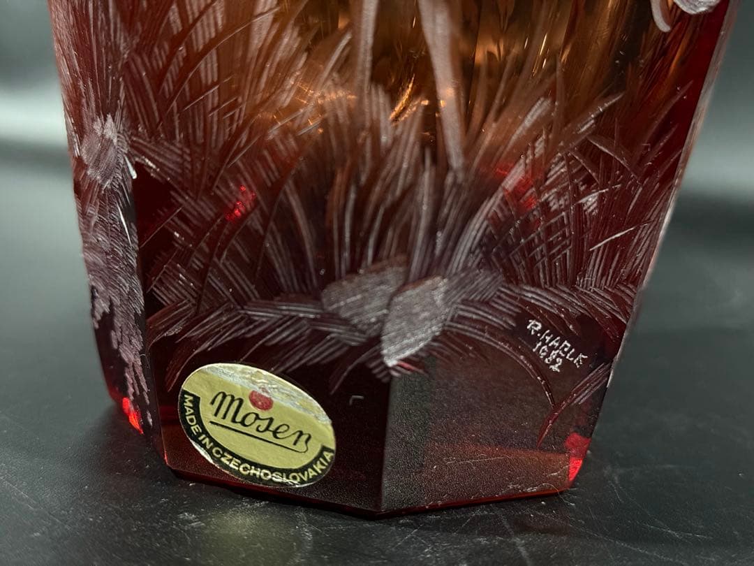 モーゼル クリスタル　赤色　鹿彫刻　八角形　花瓶