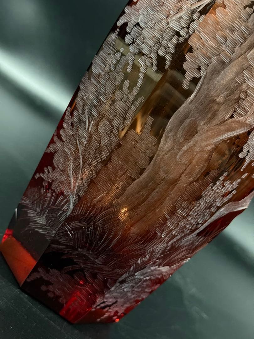 モーゼル クリスタル　赤色　鹿彫刻　八角形　花瓶