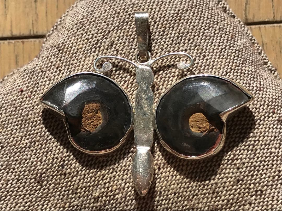 【限定出品】マダガスカル産　ブラックアンモナイト化石使用　ペンダントトップ　蝶々