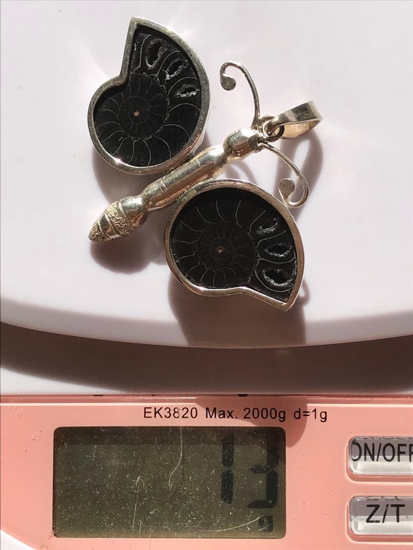 【限定出品】マダガスカル産　ブラックアンモナイト化石使用　ペンダントトップ　蝶々