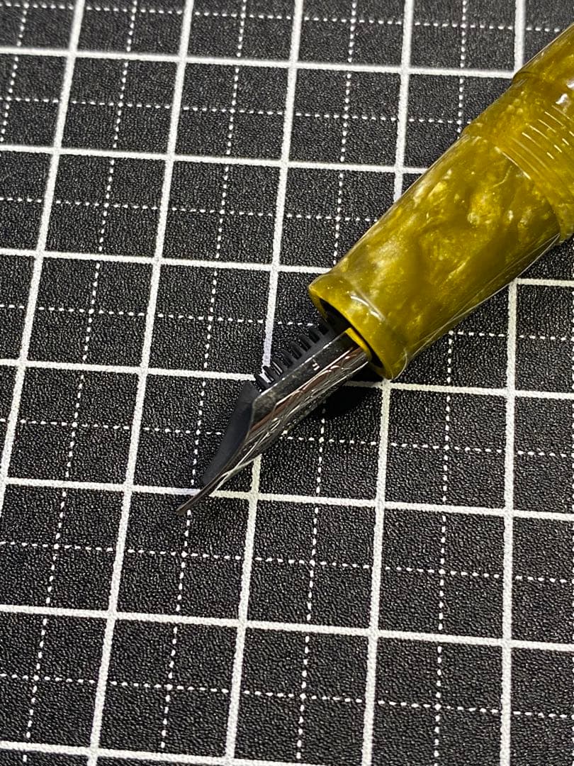 DELTA Vintage Acid-green 万年筆　字幅F