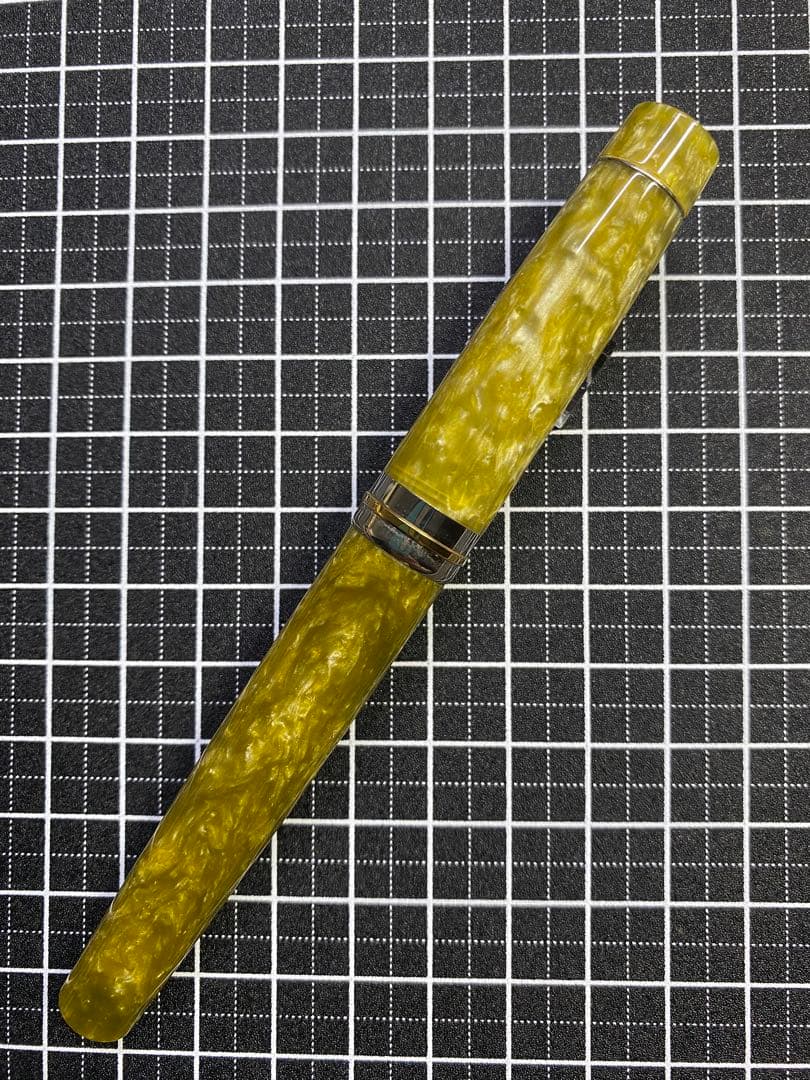 DELTA Vintage Acid-green 万年筆　字幅F