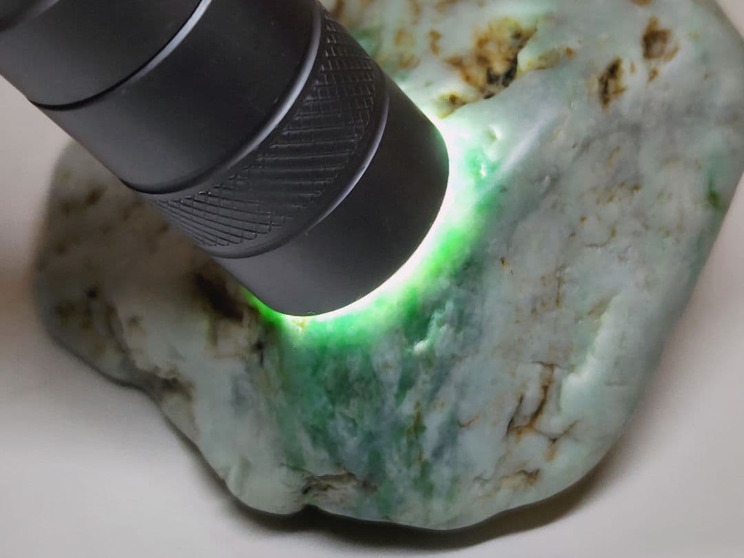 鮮緑 200g 翡翠 ヒスイ 原石 鑑賞石 自然石 誕生石 鉱物 鉱石 水石