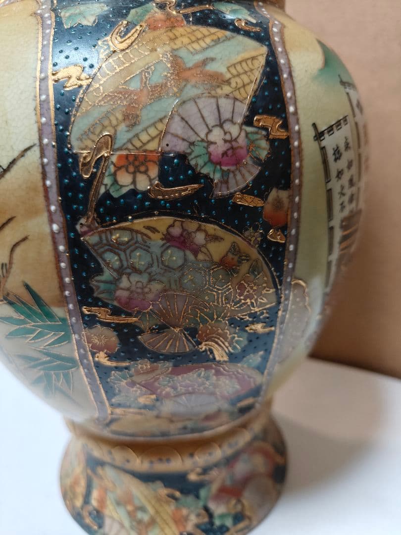 日本の伝統的な絵柄が施された陶器の花瓶非常にまれ