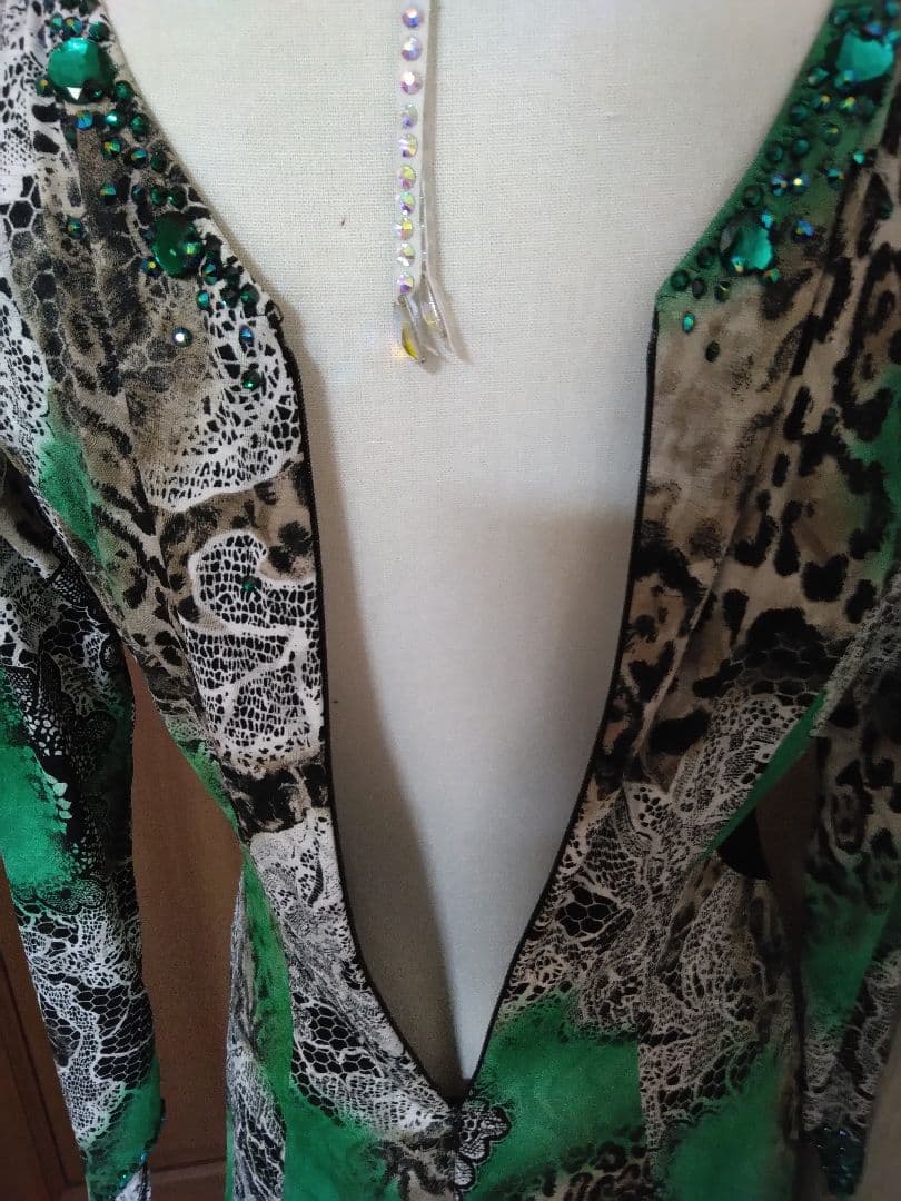 社交ダンス用ドレス 緑と黒のレオパード柄、グリーンのラインストーンが素敵なドレス