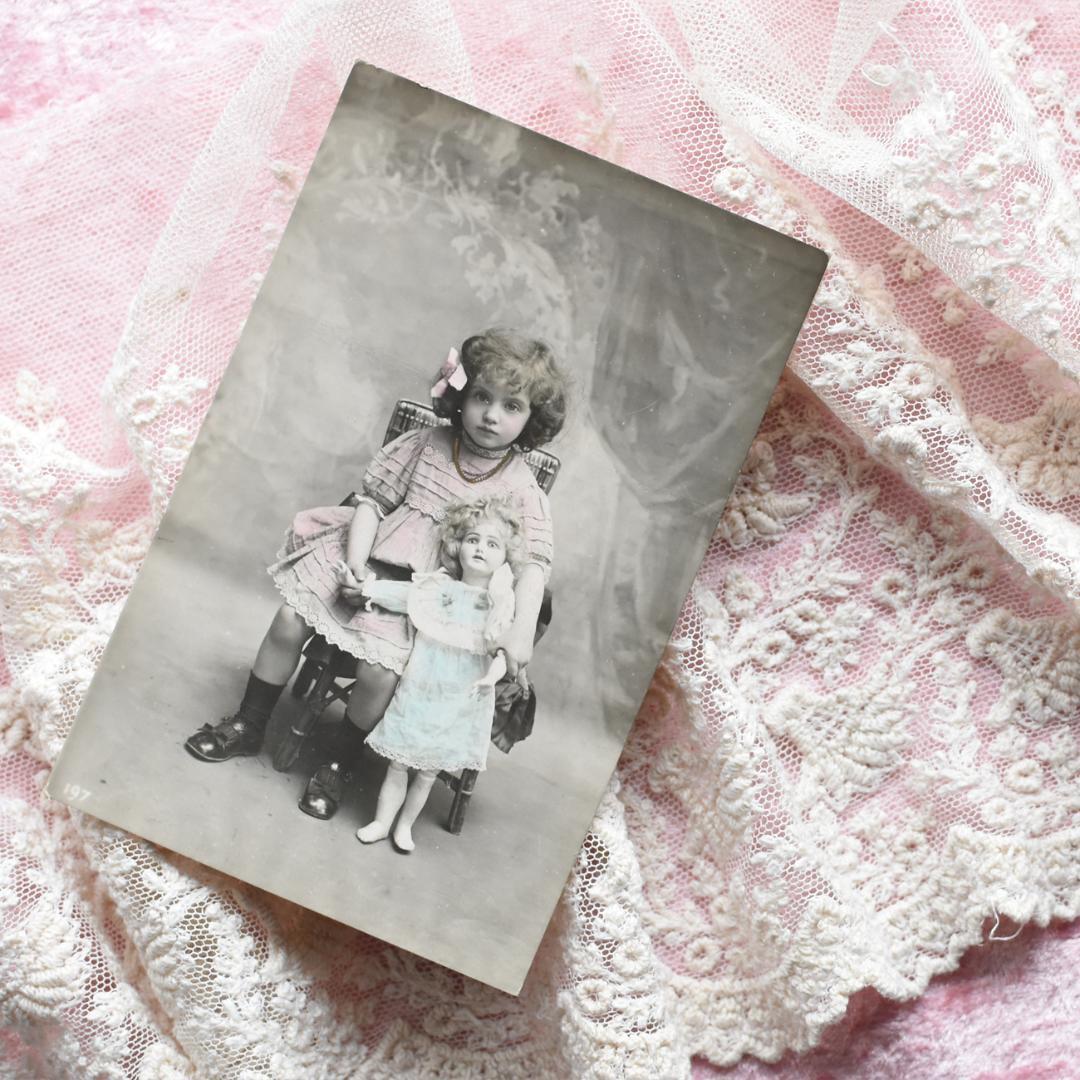 *アンティークポストカード　お人形と記念撮影の少女*