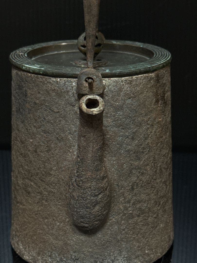 龍文堂 安之介 造 銀象嵌提手 宣徳蟲喰輪線蓋 筒型 鉄瓶 茶道具