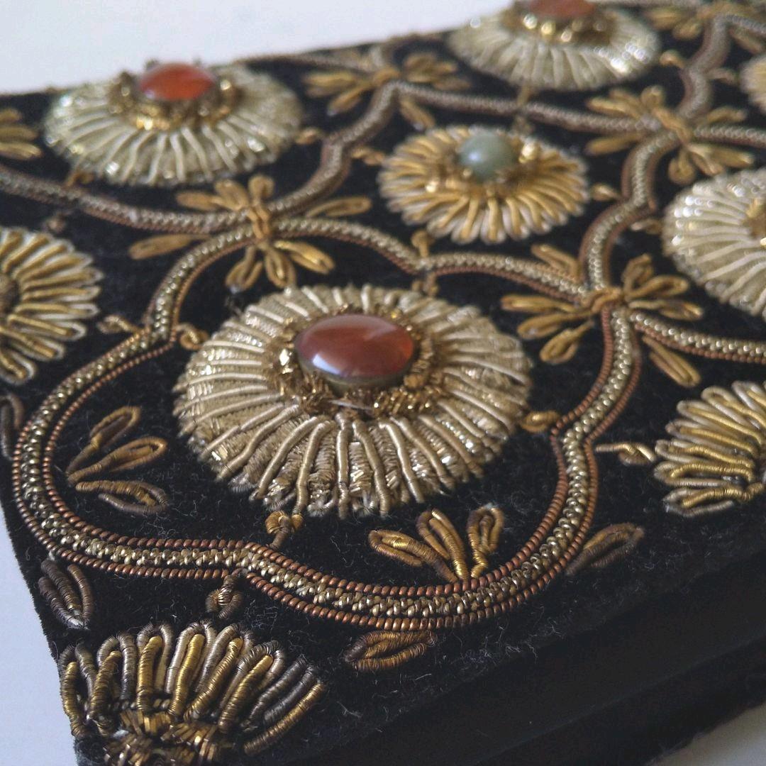 豪華な刺繍と貴石のパーティーバッグ