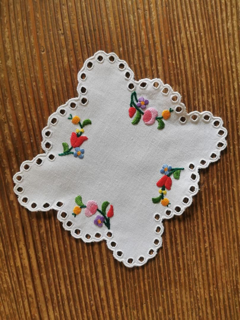 アンティークハンガリー/ カロチャ刺繍 スカラップアイレットドイリー