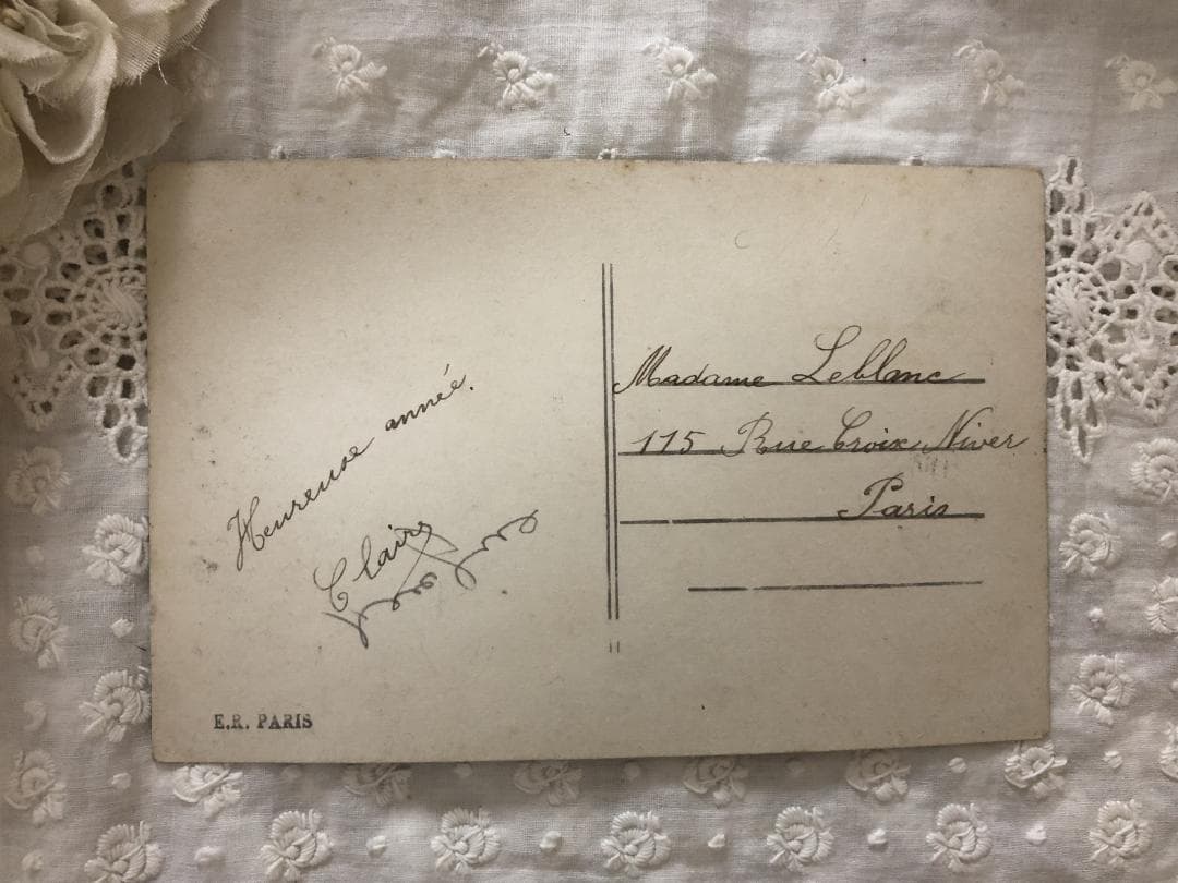 フランスアンティーク　ポストカード　大輪の薔薇とブルーリボンの少女