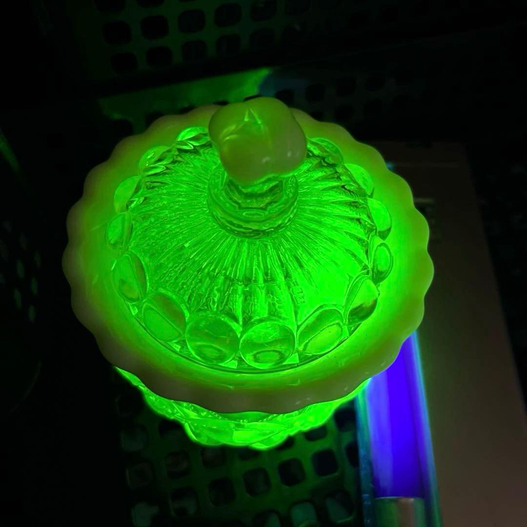 骨董　時代ガラス　乳白色　カナリアイエロー　ボンボニエール 菓子器　ウランガラス