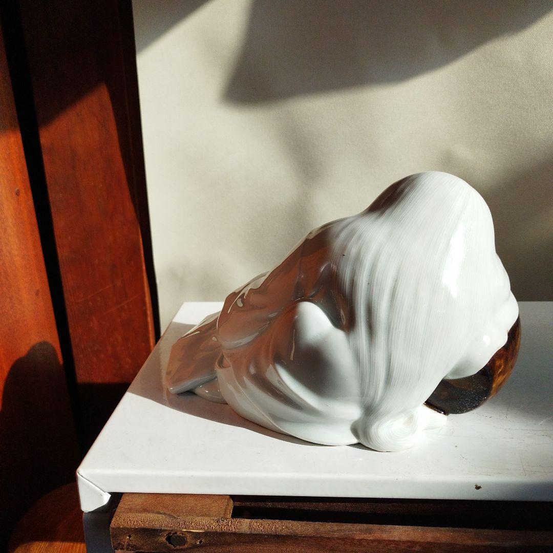 白磁壺だいた小年。