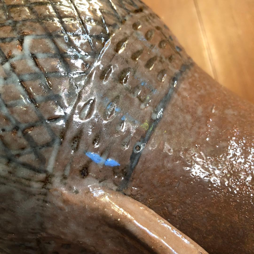 骨董品 青い光が美しい持ち手付き茶色陶器壺 茶道花道水壺 弥生式土器水瓶 作家物