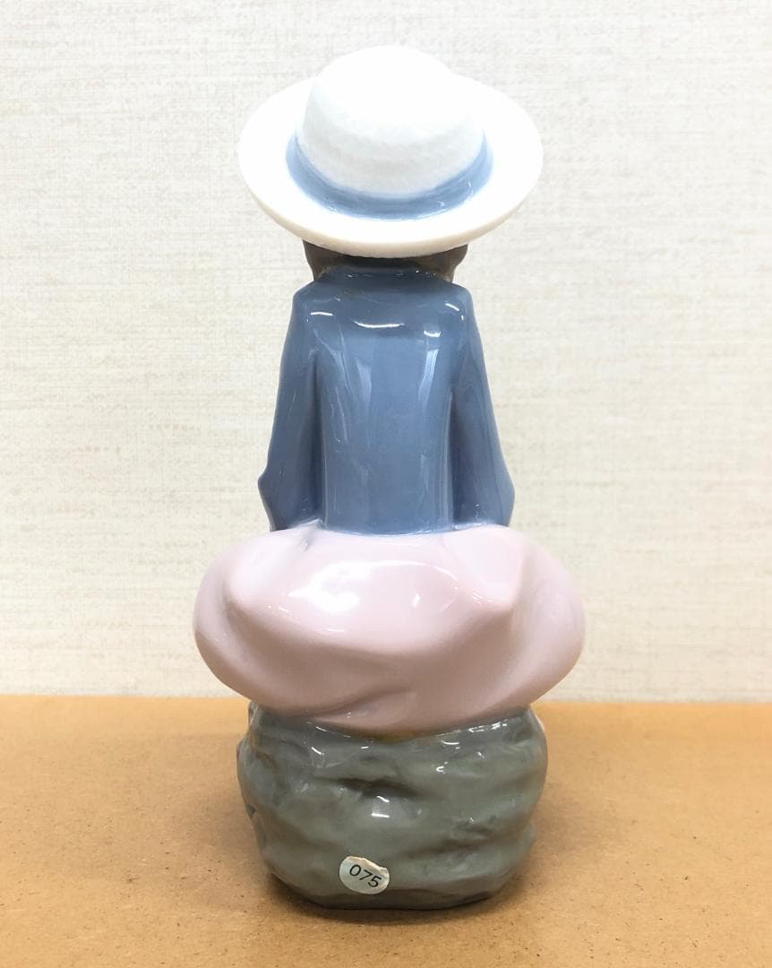 ■リヤドロ■花を抱いて座る少女　美しい磁器人形　フィギュア　置物　メルヘンチック