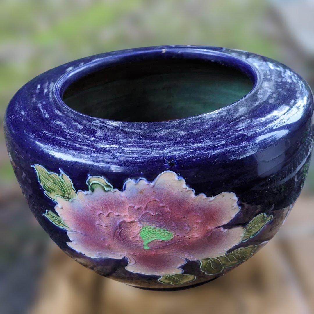 紫色の花柄陶器。火鉢　植木鉢　水鉢 　直径：約４５cm　高さ：約２９.5cm