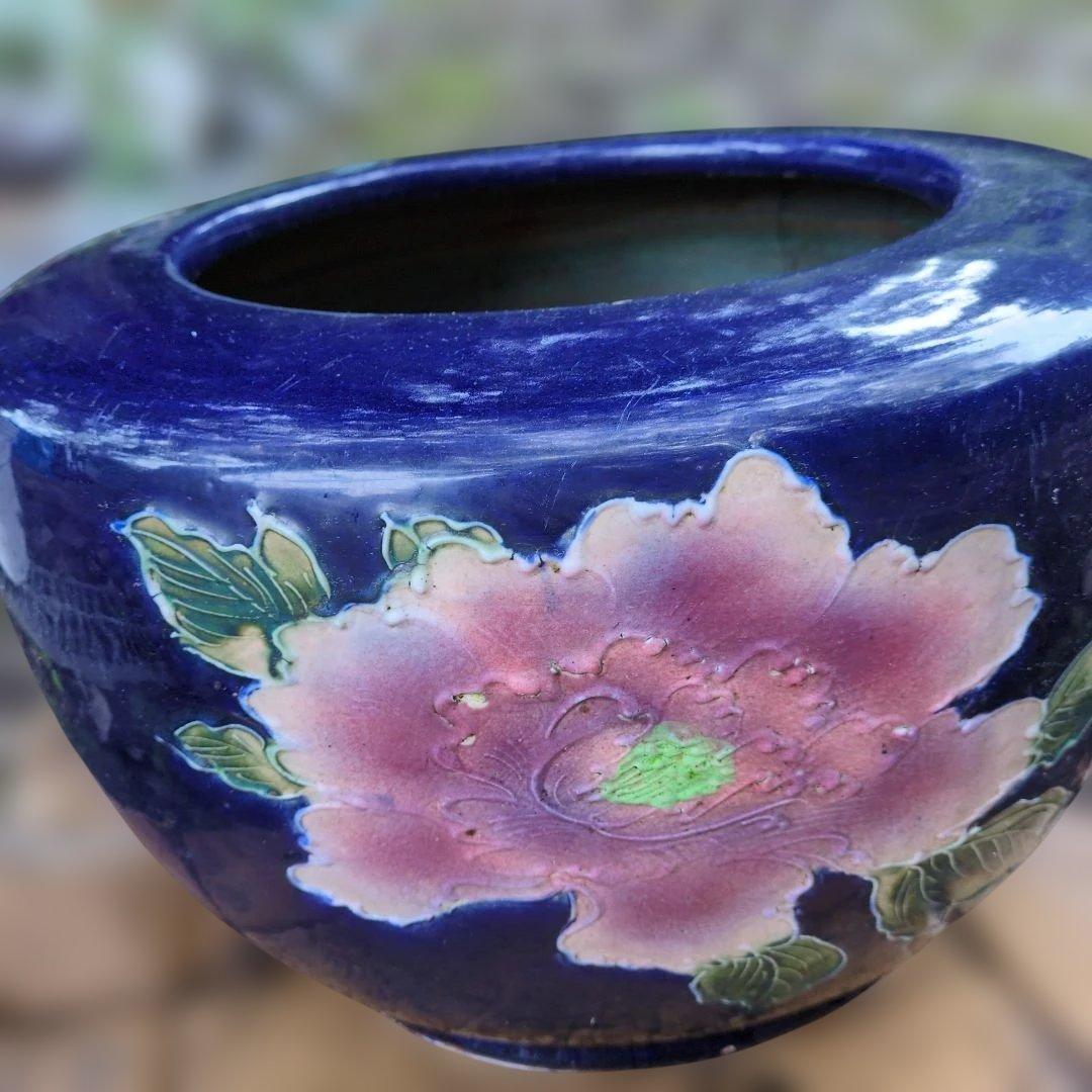 紫色の花柄陶器。火鉢　植木鉢　水鉢 　直径：約４５cm　高さ：約２９.5cm