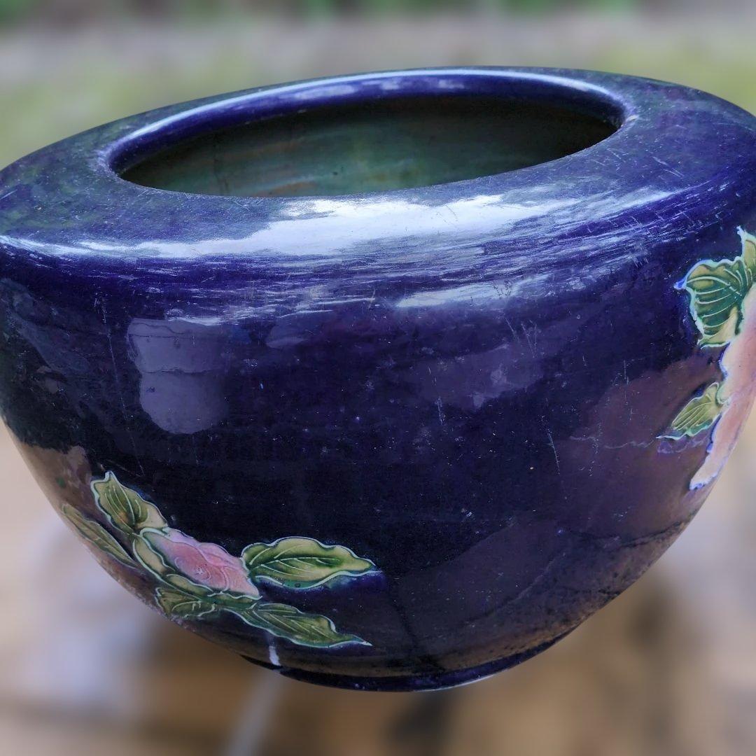 紫色の花柄陶器。火鉢　植木鉢　水鉢 　直径：約４５cm　高さ：約２９.5cm