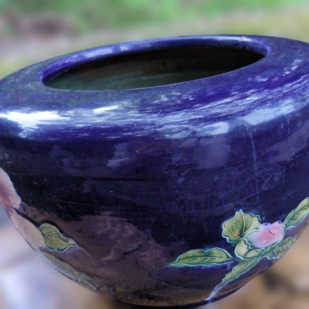 紫色の花柄陶器。火鉢　植木鉢　水鉢 　直径：約４５cm　高さ：約２９.5cm