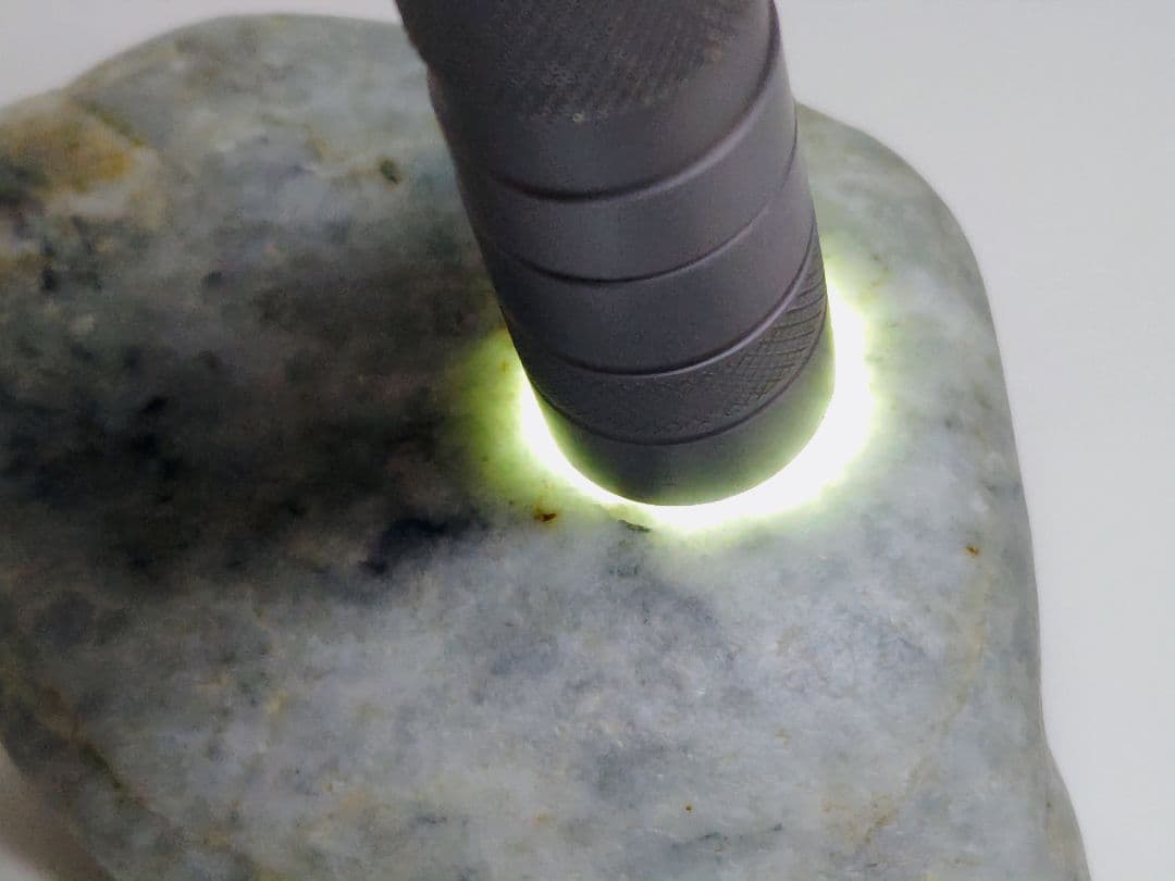 糸魚川134 翡翠 378g ヒスイ 原石 鑑賞石 自然石 誕生石 鉱物 鉱石