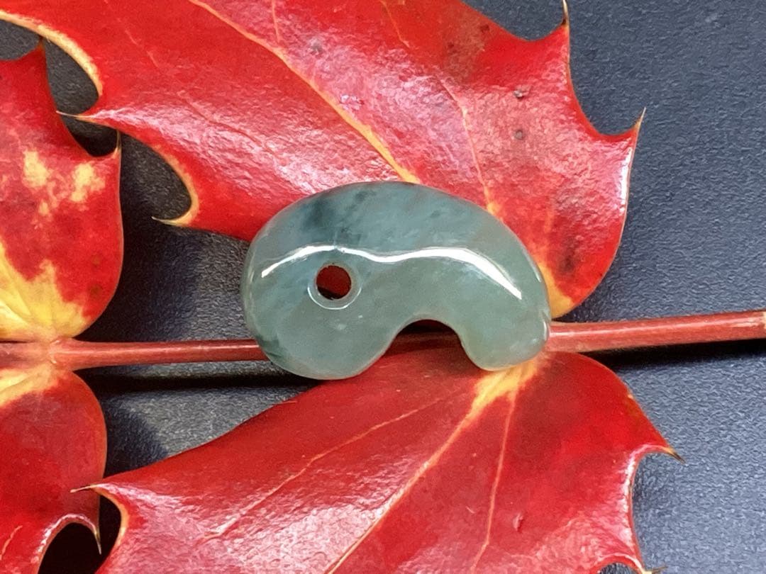 ✳鑑別書を取得するほどの驚きの透明感‼️糸魚川翡翠ジェダイト勾玉　コレクションに‼️