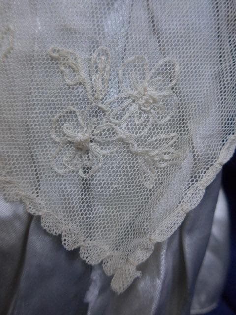 レースをまとったコンポジションヘッドの古い人形です。