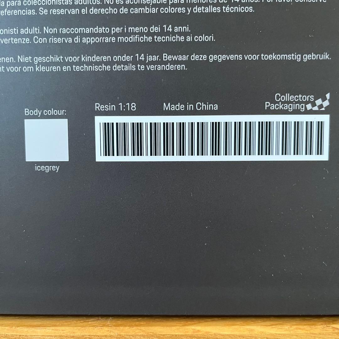 【ミニカー 美品】1/18 ポルシェ タイカン 4S クロス ツーリスモ