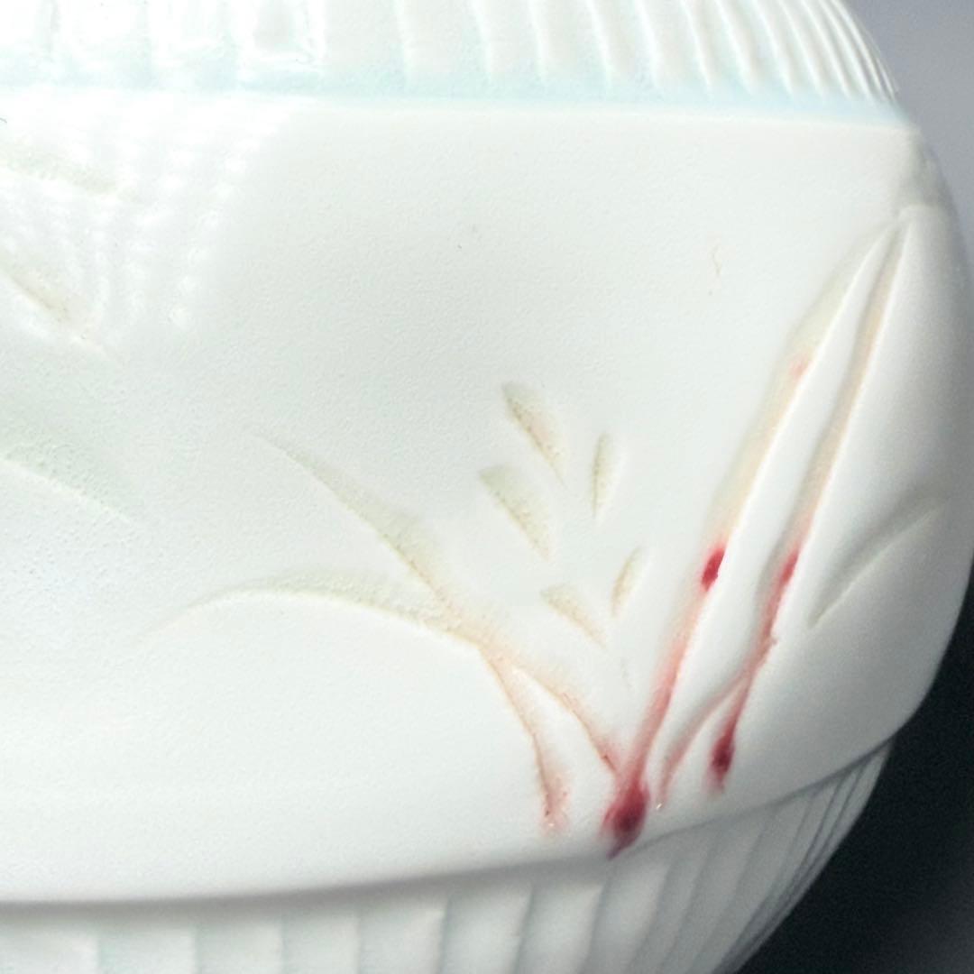 藤井朱明　自作　白磁彫花瓶　共箱　鉄釉草文様　雰囲気◎　インテリア　オブジェ