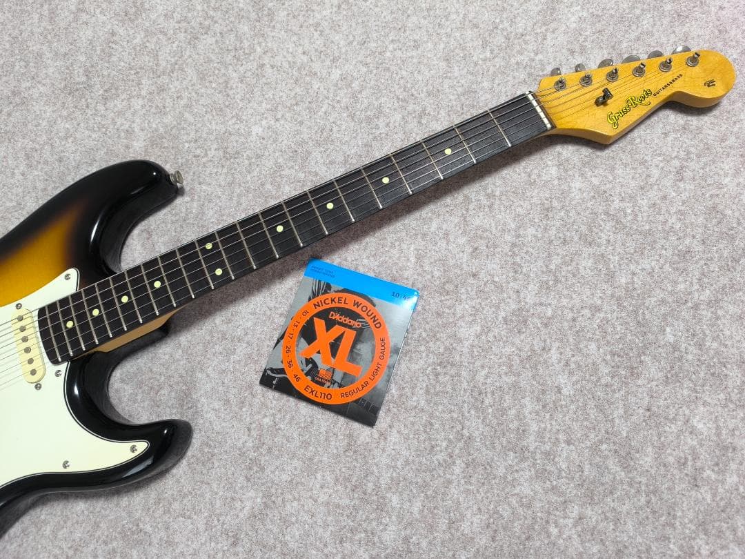 ライト・スキャロップ Grass Rootsストラト新品弦＆ギタースタンド付属