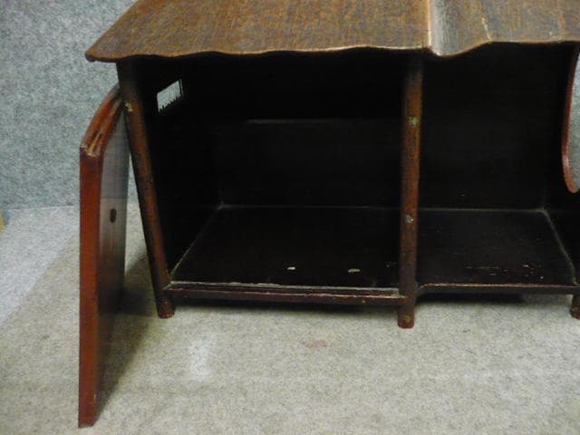 藁葺き屋根の家型器局 [B30955]