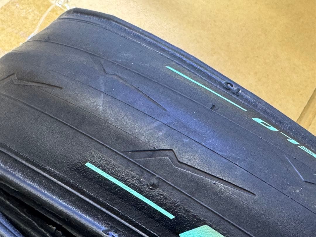 ピレリ　P ZERO チェレステカラー