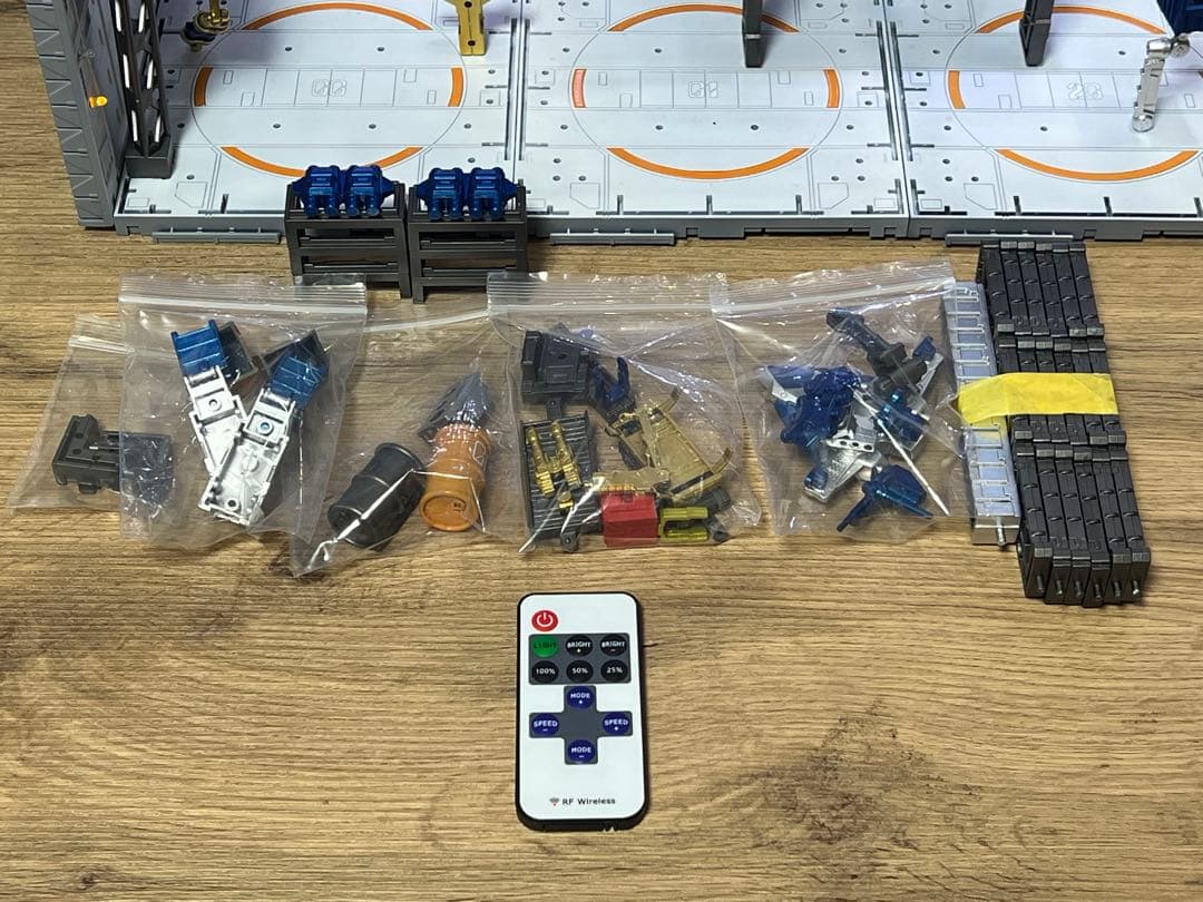 ジオラマ作品 ガンダム システムベース 格納庫 基地　ホワイト　リモコン付き