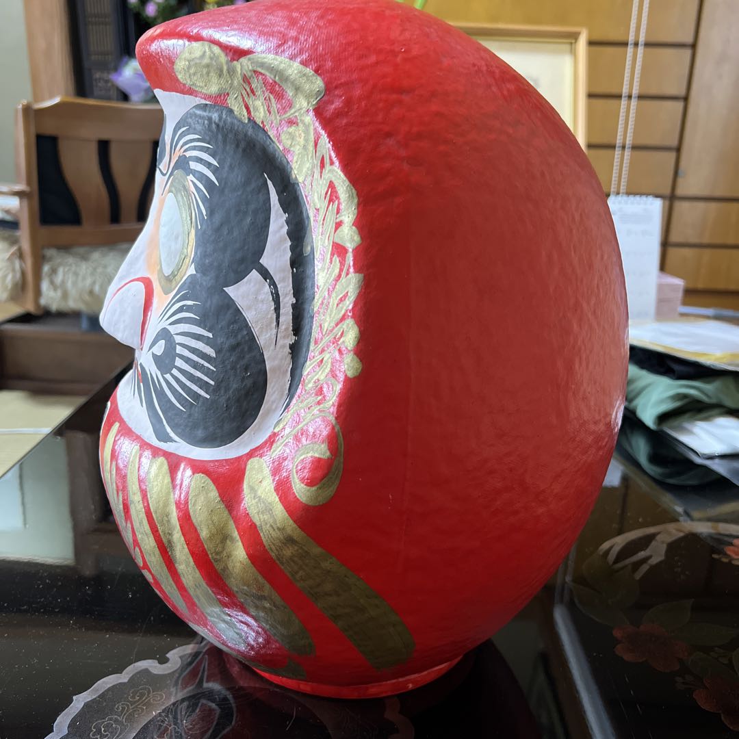 目が入っていない大きなダルマさん