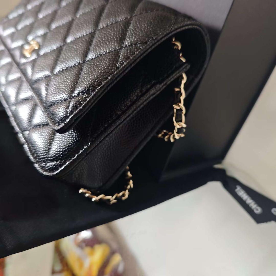 ブラックのキルティングデザイン、ゴールドチェーンのショルダーバッグ