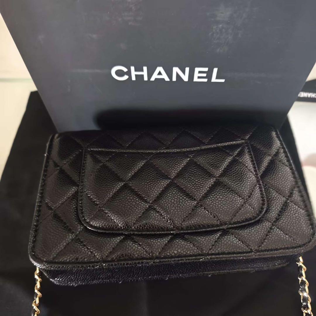 ブラックのキルティングデザイン、ゴールドチェーンのショルダーバッグ