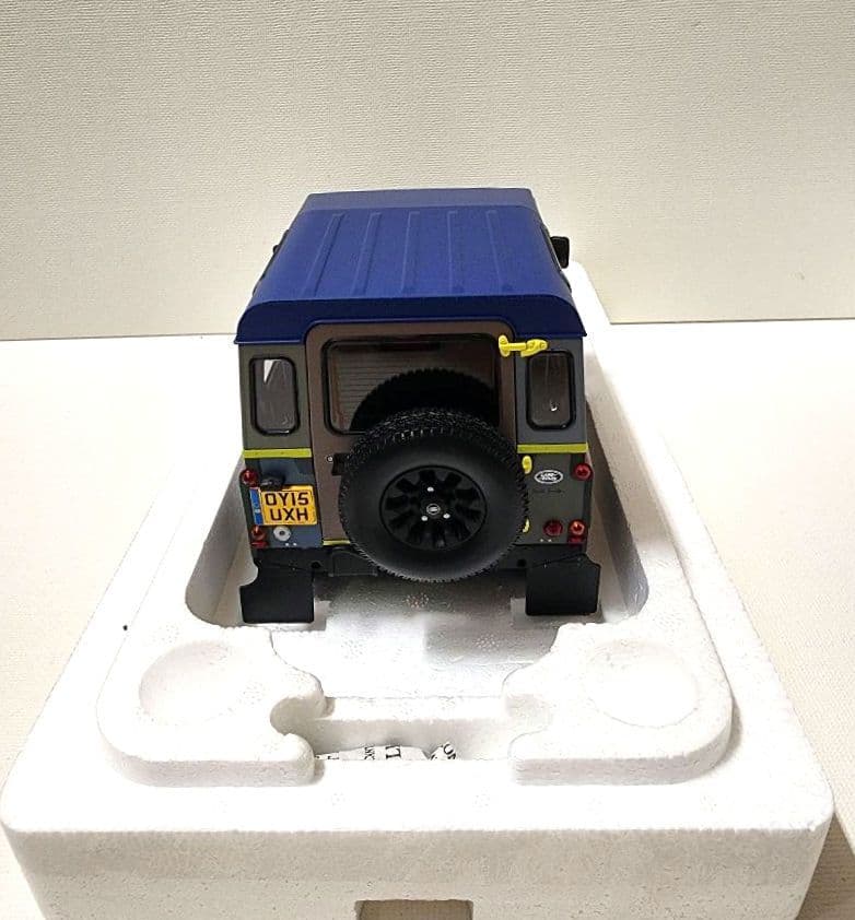 ポール・スミス　ランドローバー　1/18　マルチカラー