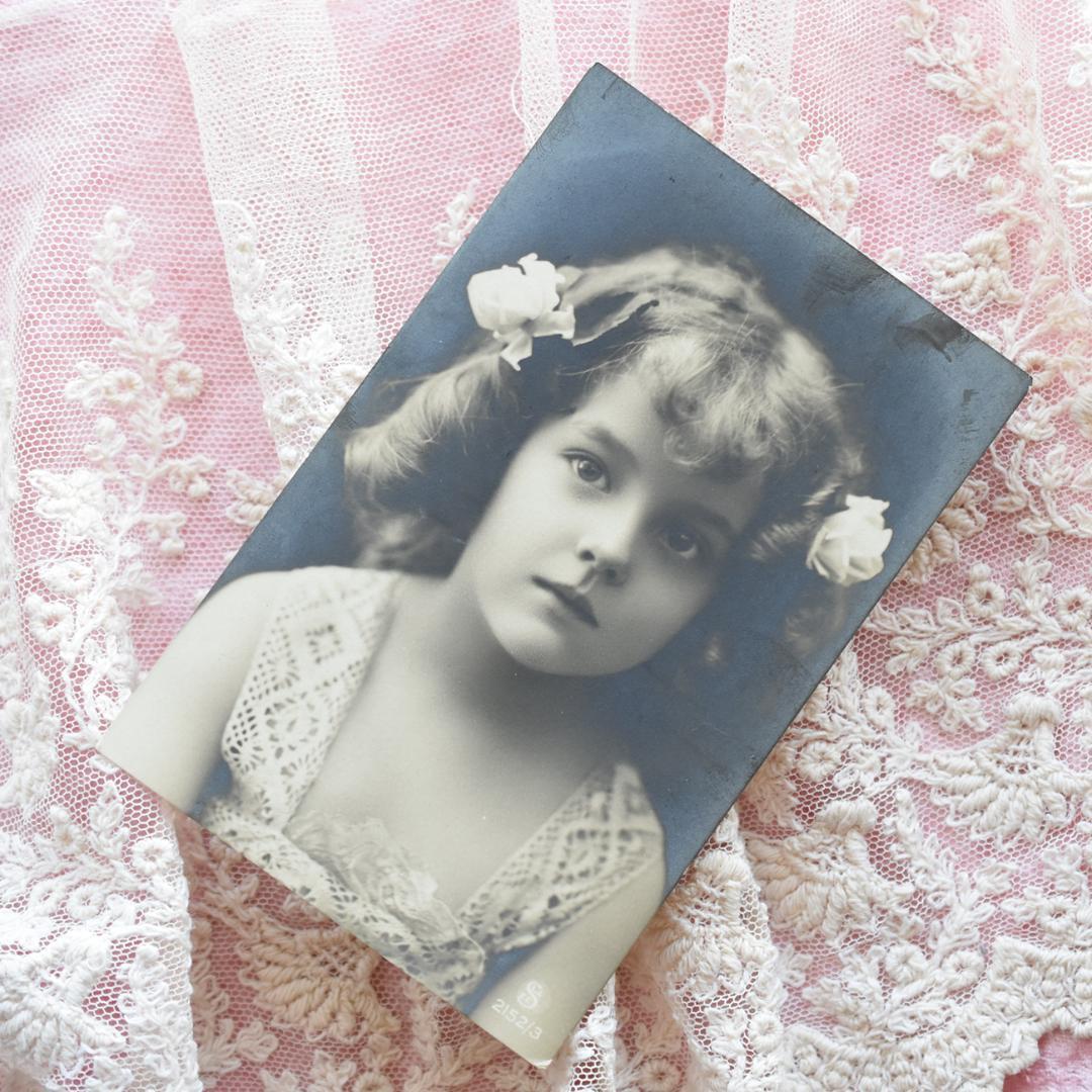 アンティークポストカード　薔薇の蕾のひと滴から生まれたような美しい少女